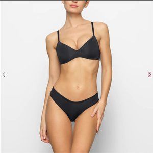 Skims Wireless PUSH-UP PLUNGE BRA